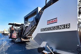 Detailansicht einer Straßenbaumaschine