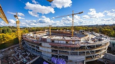 Luftaufnahme von der Baustelle der multifunktionalen Sportarena SAP Garden im Münchener Olympiapark.