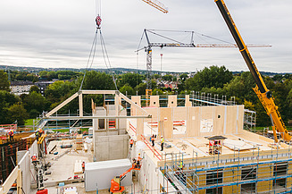 Foto von einer Baustelle auf dem der Campus der Universität Witten-Herdecke entsteht, im alltäglichen Baugeschäft.  
