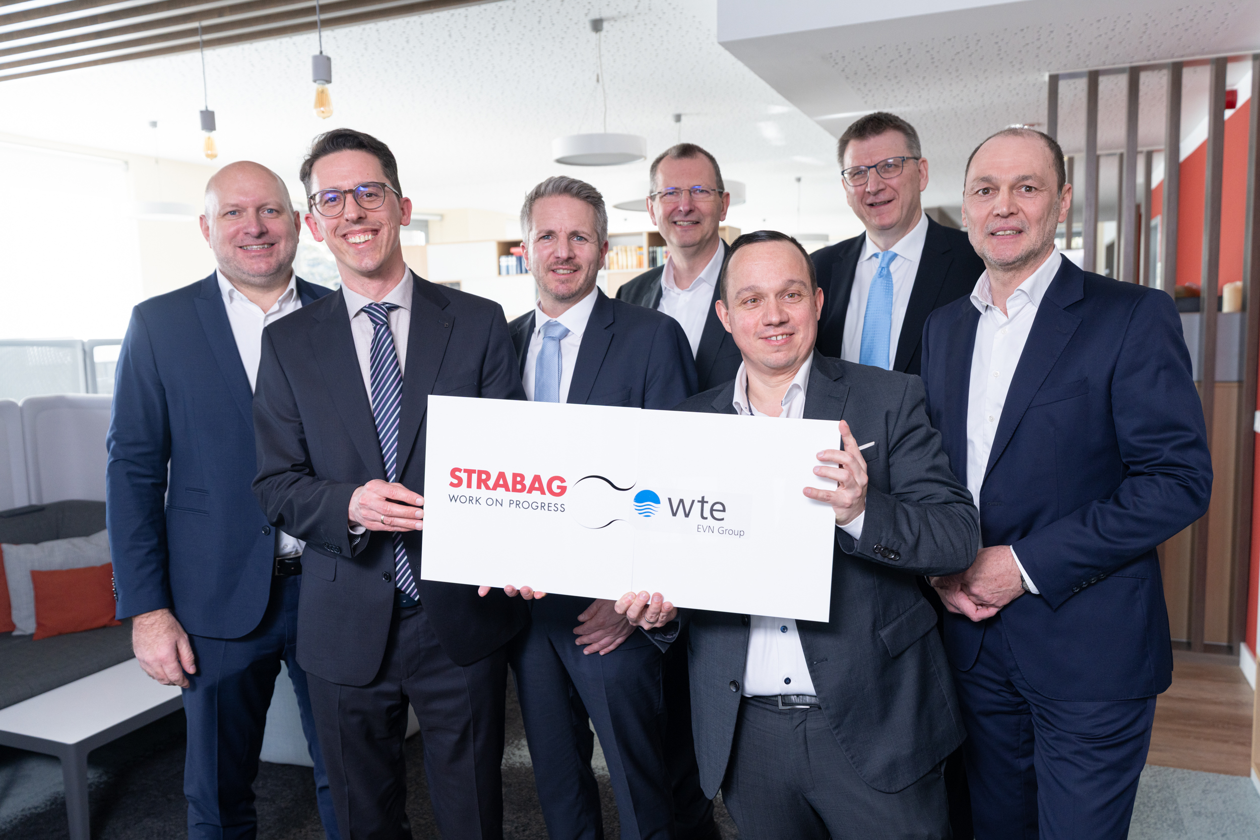 Am 2.3.2026 hat die STRABAG SE die Übernahme der WTE Wassertechnik GmbH von der EVN Group erfolgreich abgeschlossen; v.l.n.r.: Christian Sadleder, Vorstand der STRABAG AG; Christian Zoller, kaufmännischer Geschäftsführer der WTE STRABAG Group; Reinhard Bodner, techn. GF der WTE STRABAG Group; Stefan Stallinger, Vorstand EVN AG; Matthias Lainer, Fachbereichsleiter Controlling (ehemals WTE); Dr. Ralf Schröder, ehem. techn. GF WTE; Dr. Robert Dick, ehem. kfm. GF WTE