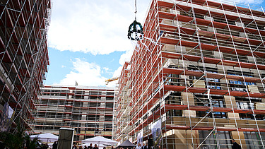 Foto vom Richtfest der nachhaltigen Bürokomplex aus der Froschperspektive. 