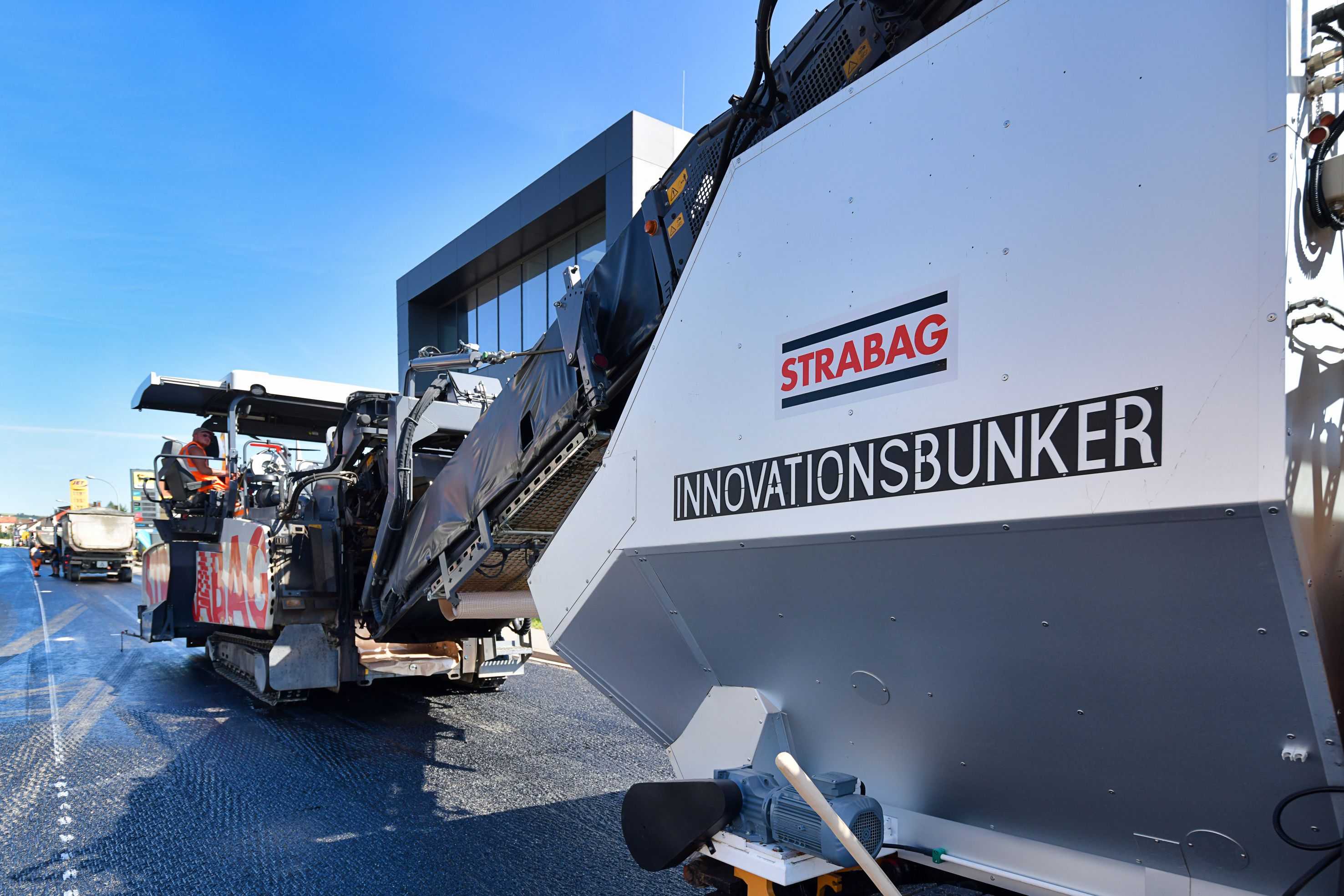 Detailansicht einer Straßenbaumaschine