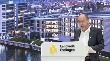 Fotoaufnahme während des Grußworts bei der Eröffnungsfeier des Landratsamts Esslingen