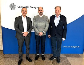 Foto von drei schick gekleideten Personen die freundlich schauen. 