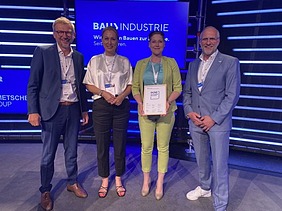 Foto von mehreren schick gekleideten Personen die freundlich schauen.  