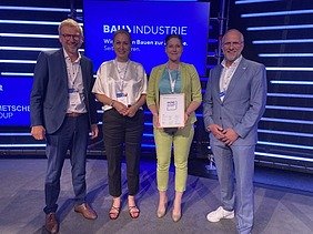 Foto von mehreren schick gekleideten Personen die freundlich schauen.  