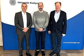 Foto von drei schick gekleideten Personen die freundlich schauen. 