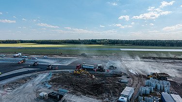Ende Oktober wurde der Flughafen vollständig geschlossen, um sicherheitskritische Arbeiten zur Anbindung von vier neuen Rollwegen an die bestehende Start- und Landebahn durchzuführen. 