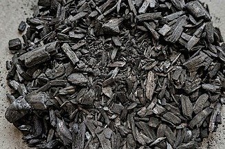 schwarze Kohlenstücke
