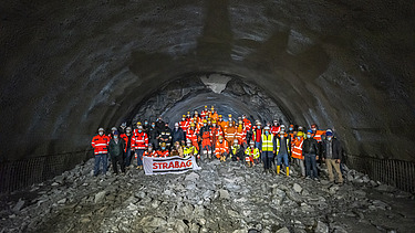 Foto von mehreren Personen bei einem Tunneldurchstich