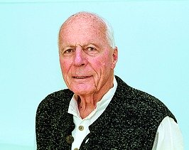 Portrait von einem alten Mann der freundlich schaut.  
