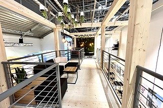 Foto von einem Messestand von STRABAG im Obergeschoss.  