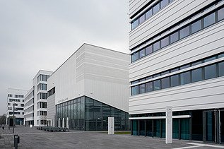 Foto von einem weißen Bürogebäude mit Blick von der Straße.      