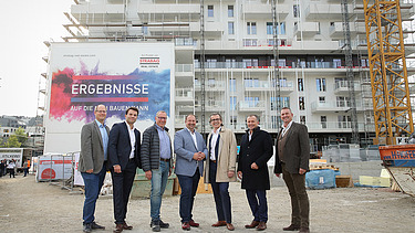 Foto von sieben Personen, die vor dem Taborama Rohbau stehen