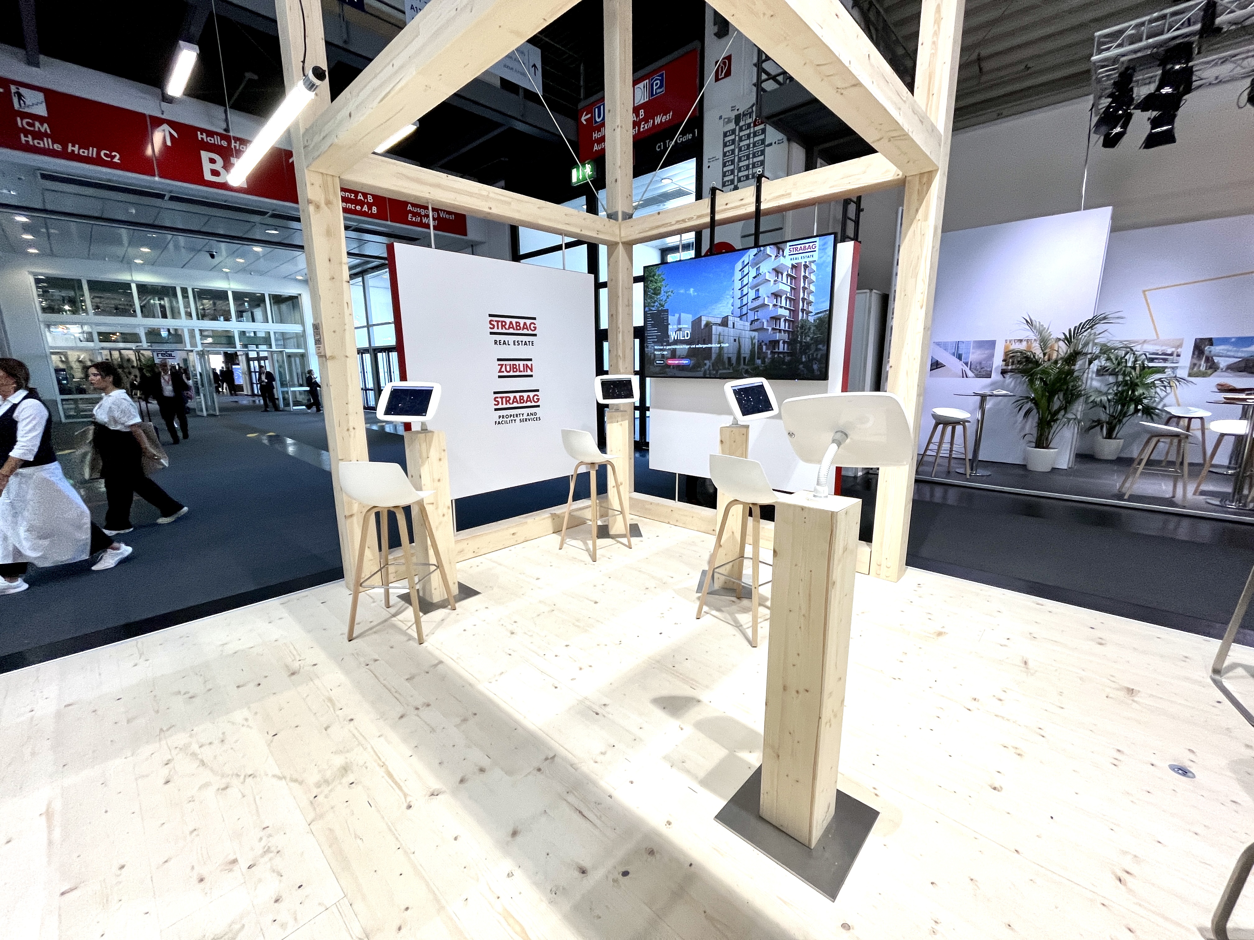 Foto von einem Messestand von STRABAG. Mit Blick auf eine Ecke mit I-Pads.  
