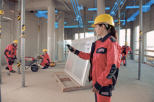 Foto von mehreren Arbeitern in Schutzkleidung beim Innenausbau