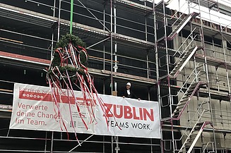 Foto von der Rede des traditionellen Richtspruchs.