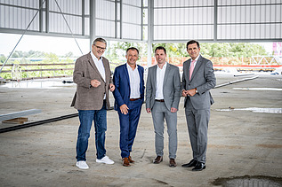 Foto von vier Personen, die in einer Halle stehen