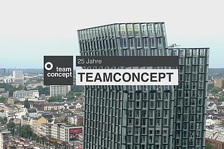 Foto von Bürogebäude mit einer Bauchbinde von „teamconcept – 25 Jahre