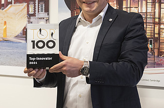 Foto von Andreas Amorth mit dem Preis Top100. 