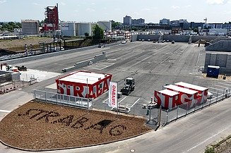 Hof auf dem Baumaschinen stehen und alten Bodenbelag zerkleinern