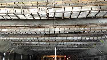  Foto von einem Tunnel bei der Sanierung.