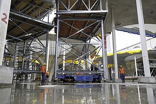 Foto von einer Baustelle. Zusahen sind Gerüste.  