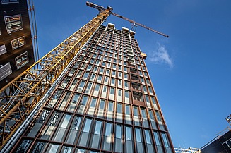 Foto von einem Hochhaus, dass 80 Mete hoch ist. 