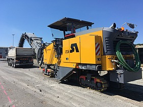 Foto einer SAT Asphaltfräse im Einsatz bei blauem Himmel