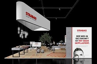 Foto eines modernen Messestands mit Roll-up rechts, Bestuhlung und Tischen, der Hintergrund ist schwarz