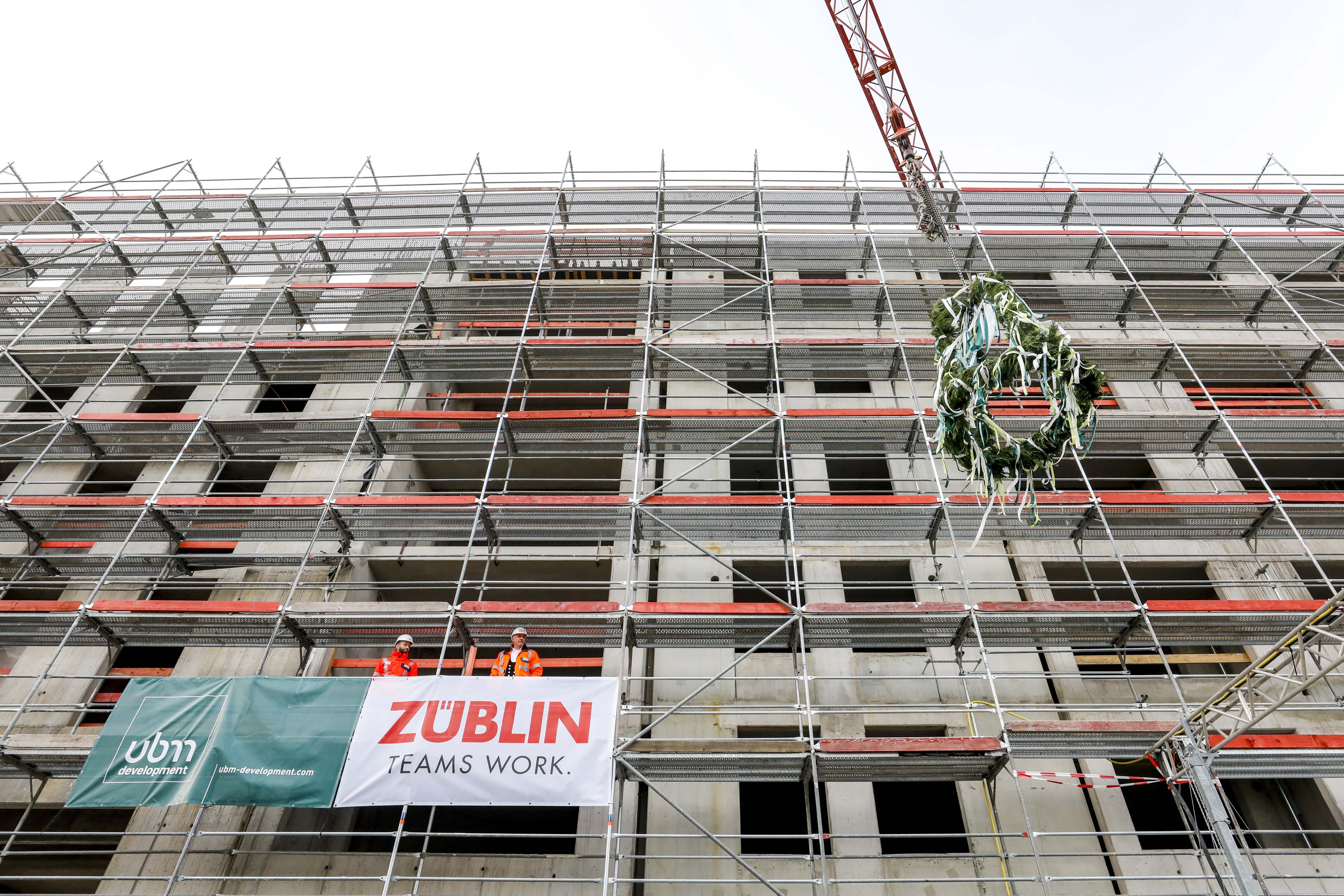 Richtkranz vor super 8 Hotel am Meinzer Zollhafen.