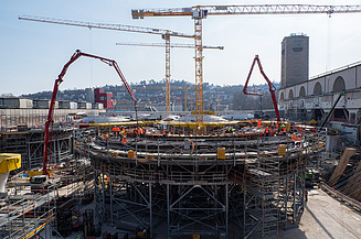 Foto vom Bau des Sonderkelch für die Dachkonstruktion des neuen Stuttgarter Tiefbahnhofs, mit einem breiten Blick auf den Sonderkelch. 