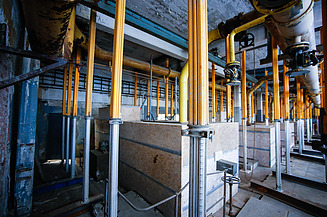  Foto von einem Raum wo viele Träger aufgestellt sind.