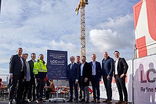 Foto von mehreren Personen in Anzug auf der Baustelle Neubau des Hubs in Frankfurt. 