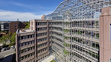 Foto vom ZÜBLIN-Haus in Stuttgart, mit Blick von oben zum Haupteingang. 