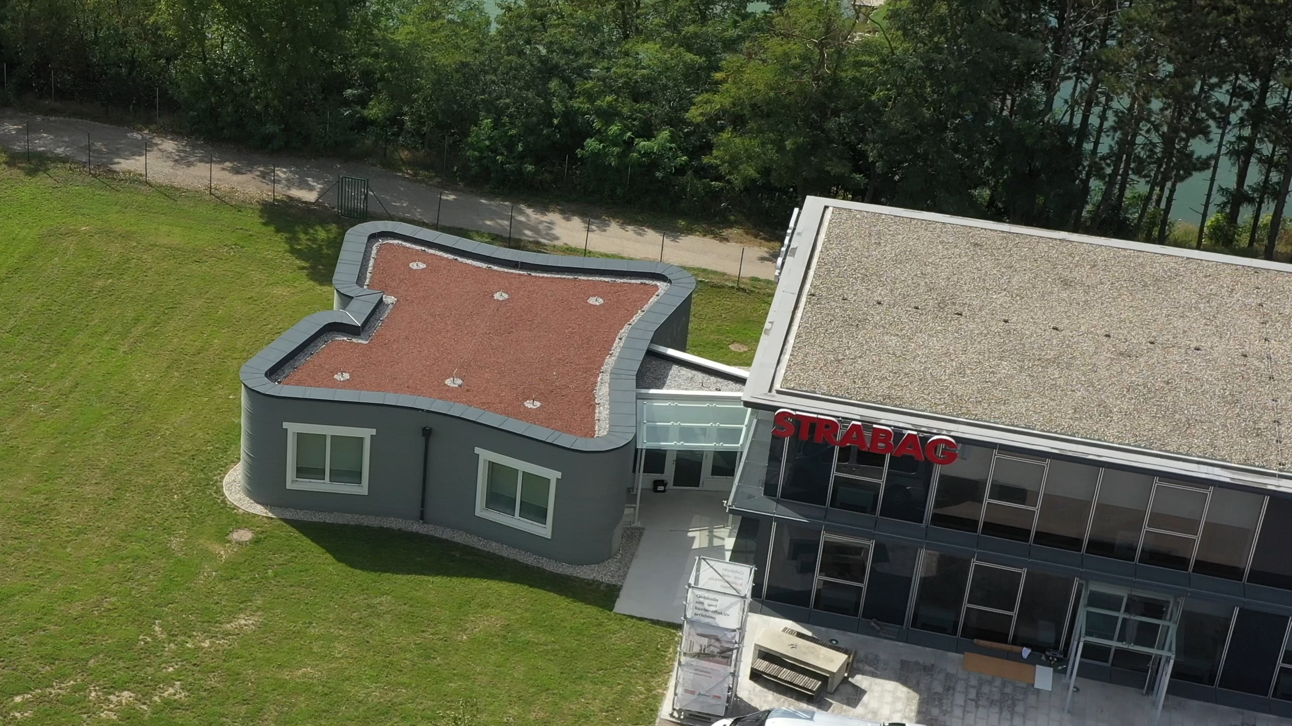 Foto des ersten 3D gedruckten Hauses aus der Vogelperspektive