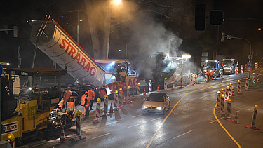 Foto von Straßenbauarbeiten bei Nacht