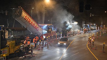 Foto von Straßenbauarbeiten bei Nacht