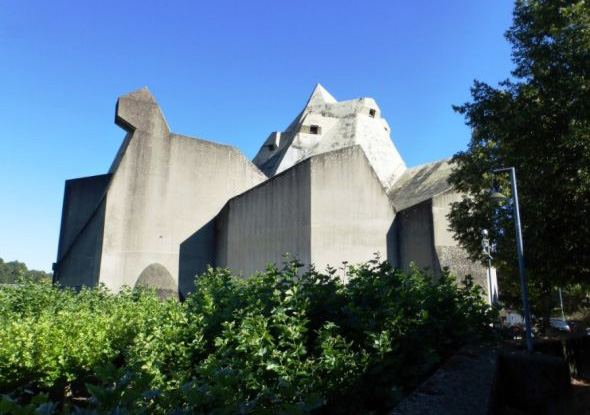 Foto von einer Kirche, drumherum sind Bäume.  