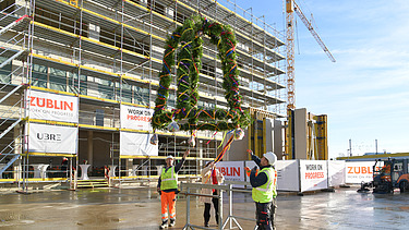 Foto von der Richtkrone von der Baustelle des Gymnasiums in Köln Deutz. 