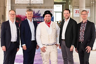 Foto von mehren schick gekleideten Männern. 