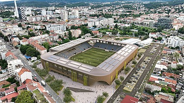 Modernisiertes Fußballstadion in Zagreb aus der Vogelperspektive. Blick auf auf die überdachten Tribünen und das Hybrid-Rasenfeld
