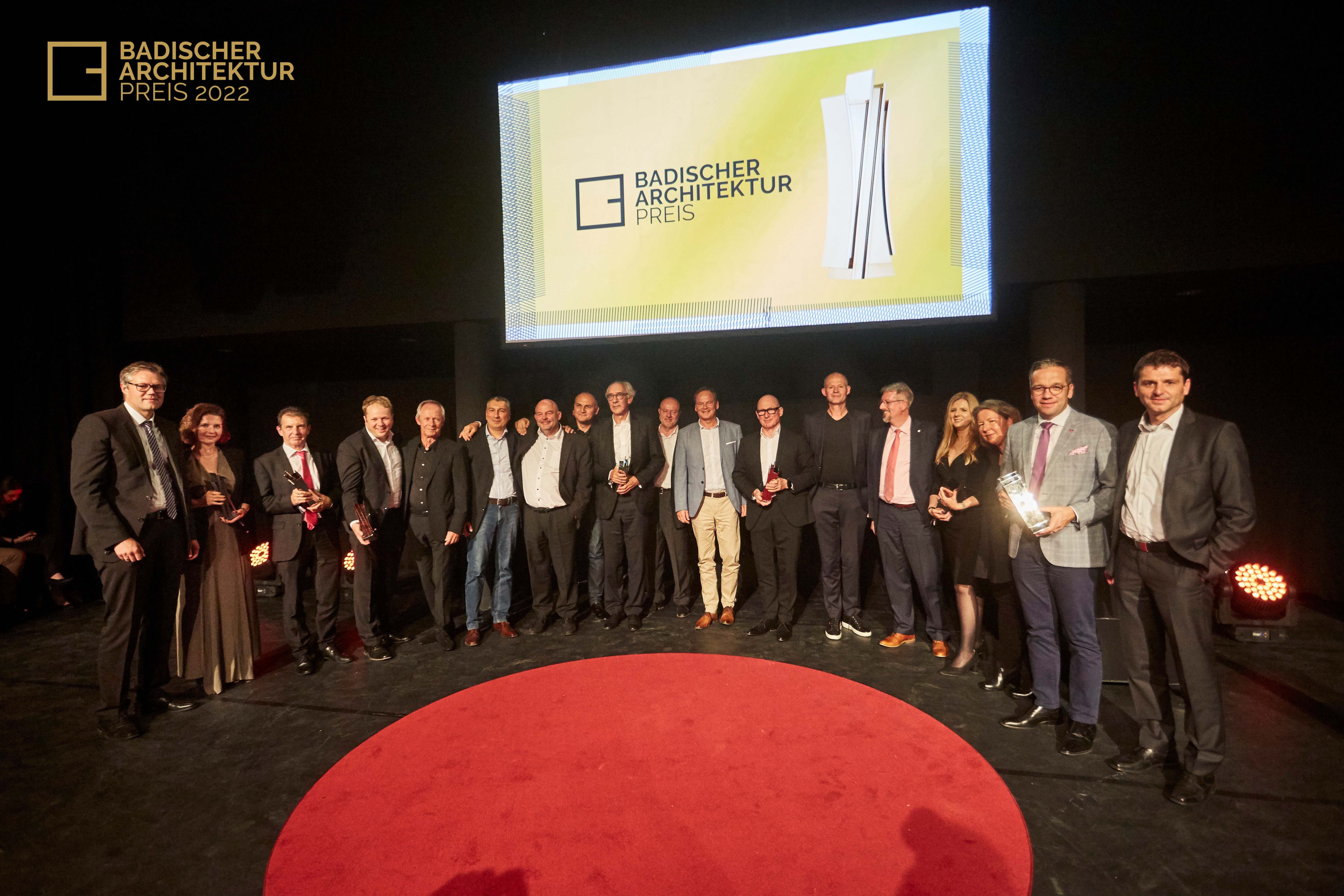 Foto von der Preisverleihung des BADAP 2019. Mehrere Personen stehen auf einer Bühne im Halbkreis. 