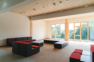 Innenansicht des Holzhybrid-Neubau Universität Witten/Herdecke.