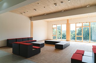 Innenansicht des Holzhybrid-Neubau Universität Witten/Herdecke.