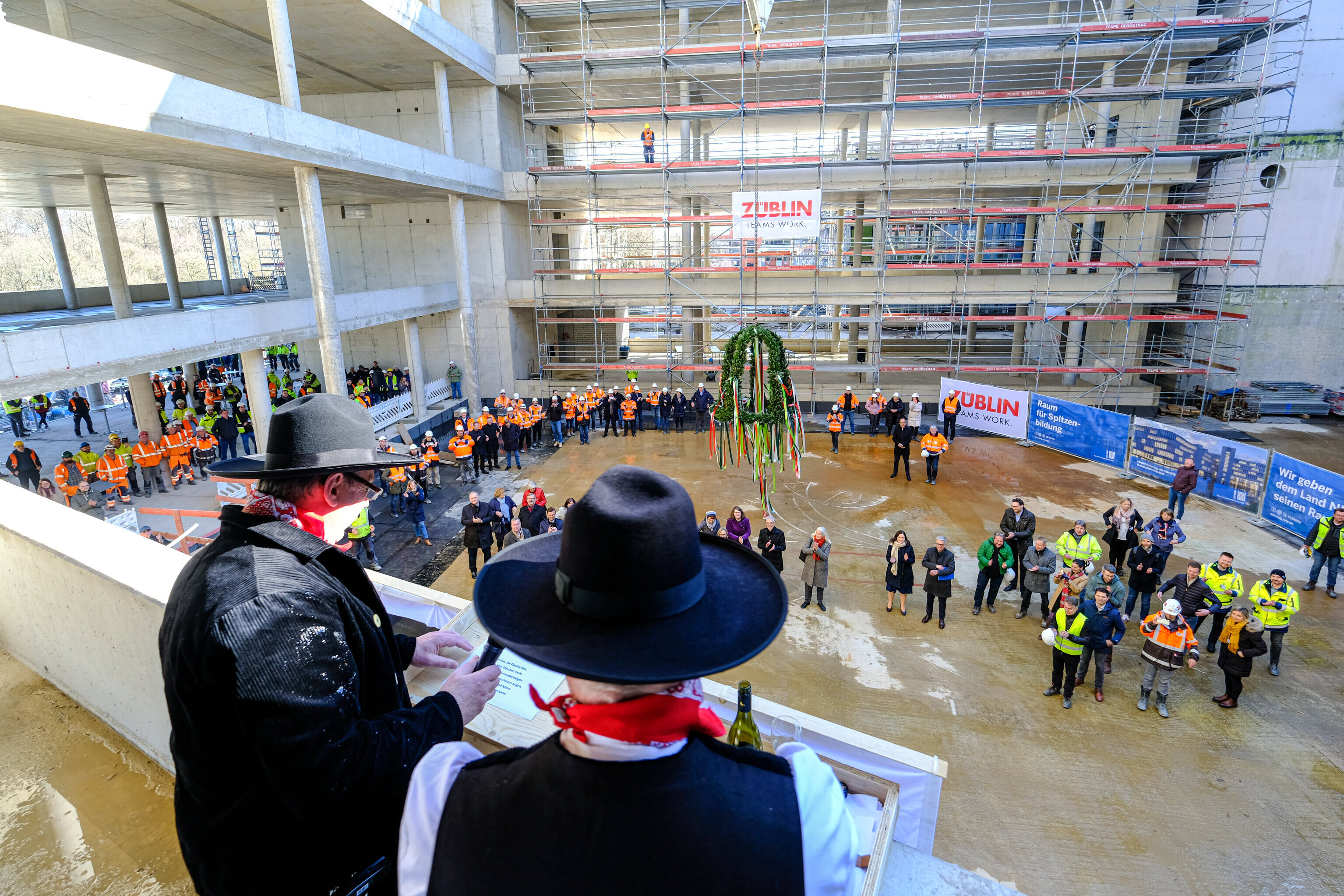Foto von der Rede zum Richtfest des neuen Hauptgebäudes der Universität Bielefeld.