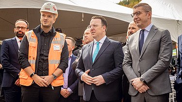 Spatenstich; (v.l.n.r.) Filip Nanevski (STRABAG), Aleksandar Nikoloski (Verkehrsminister der Republik Nordmazedonien), Hristijan Mickoski (Ministerpräsident von Nordmazedonien)
