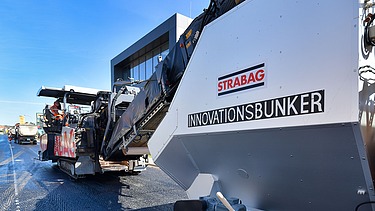 Detailansicht einer Straßenbaumaschine