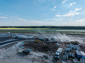 Ende Oktober wurde der Flughafen vollständig geschlossen, um sicherheitskritische Arbeiten zur Anbindung von vier neuen Rollwegen an die bestehende Start- und Landebahn durchzuführen. 
