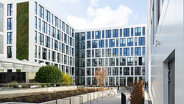Foto vom Innovation Center in Stuttgart, mit Blick auf den Innenhof. 